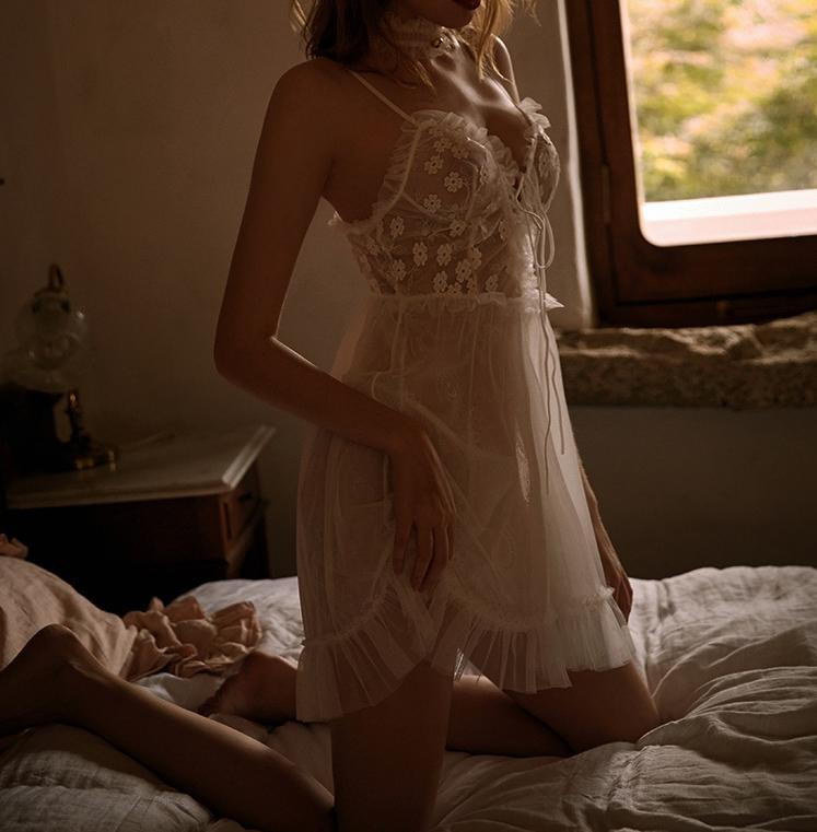 Biała wróżka pasek ślubny koszula nocna kobiety seksowna bielizna koronkowa haftowana piękny tył pokusa bielizna nocna z majtkami Dropship